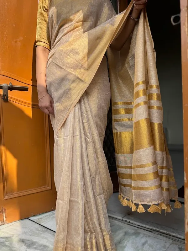 Golden-_Beige_Metallic_Tissue_Linen_Handloom_Saree_with_Thick_Fabric_tassels