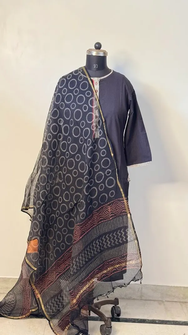 Midnight_Circle_Kota_Doria_Dupatta_with_Gold_Border