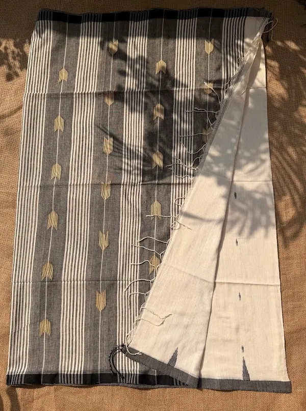 Off-White_&_Charcoal_Grey_Dhaniakhali_Pure_Cotton_Handloom_Saree_with_Arrow_Motifs_&_Striped_Pallu_(Handloom_Mark_Certified)