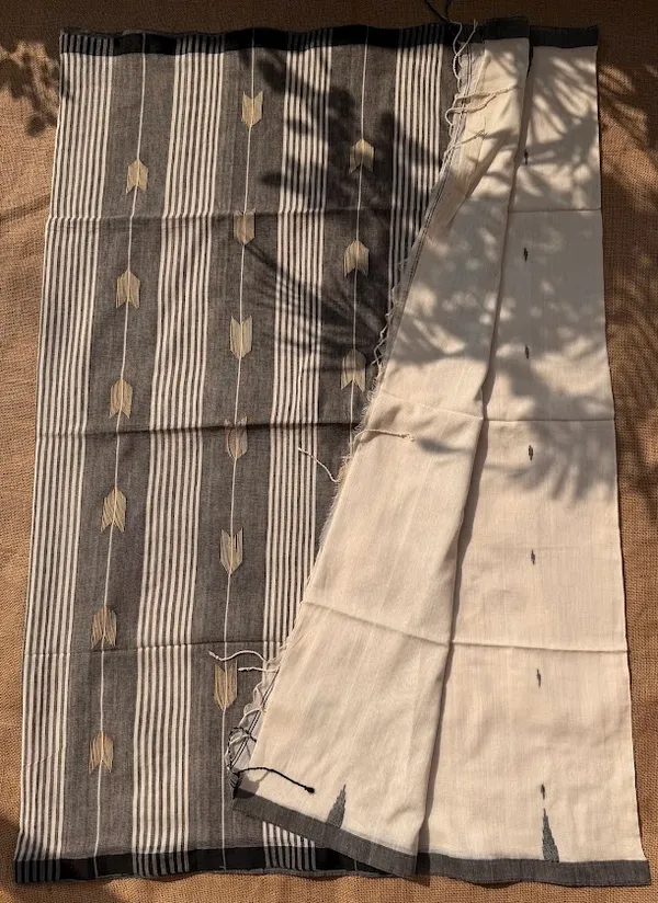 Off-White_&_Charcoal_Grey_Dhaniakhali_Pure_Cotton_Handloom_Saree_with_Arrow_Motifs_&_Striped_Pallu_(Handloom_Mark_Certified)