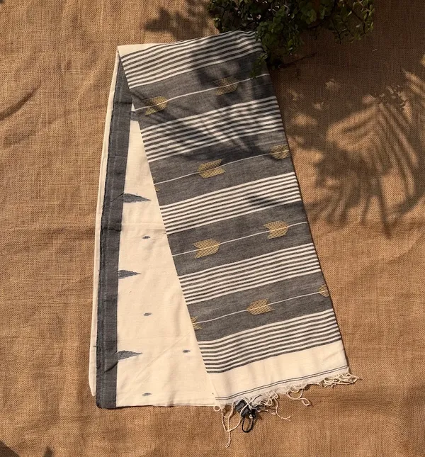 Off-White_&_Charcoal_Grey_Dhaniakhali_Pure_Cotton_Handloom_Saree_with_Arrow_Motifs_&_Striped_Pallu_(Handloom_Mark_Certified)