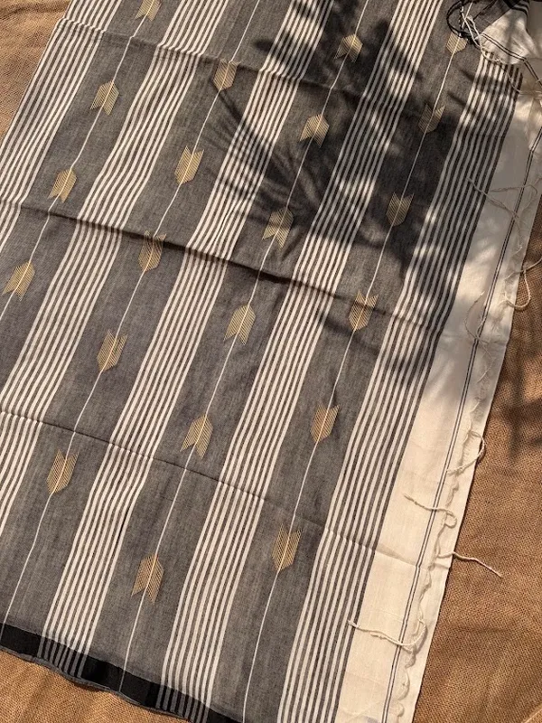 Off-White_&_Charcoal_Grey_Dhaniakhali_Pure_Cotton_Handloom_Saree_with_Arrow_Motifs_&_Striped_Pallu_(Handloom_Mark_Certified)