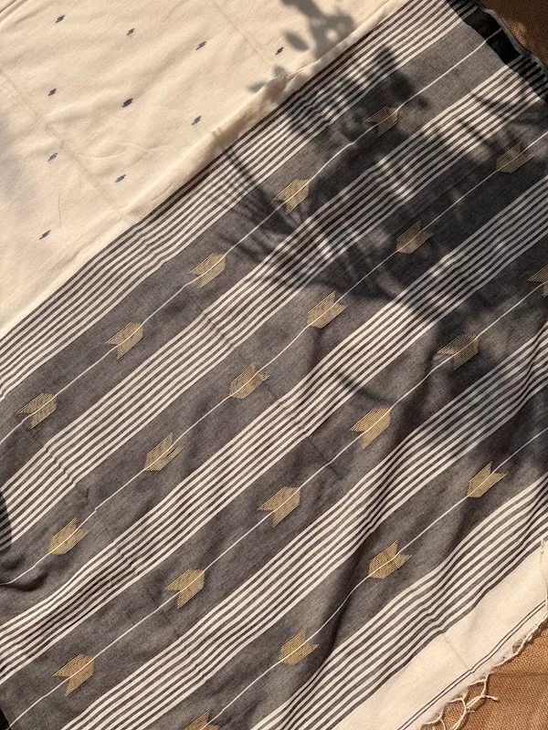 Off-White_&_Charcoal_Grey_Dhaniakhali_Pure_Cotton_Handloom_Saree_with_Arrow_Motifs_&_Striped_Pallu_(Handloom_Mark_Certified)