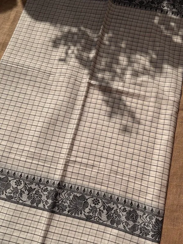 Off-White_&_Grey_Checked_Dhaniakhali_Pure_Cotton_Handloom_Saree