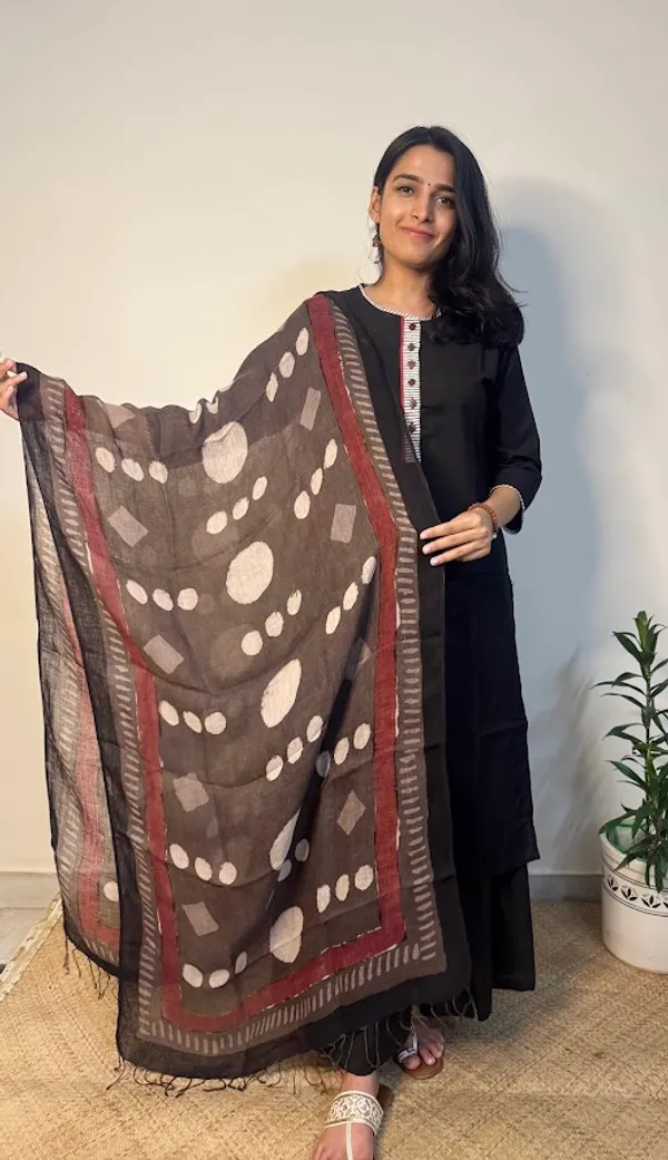 Rustic_Dabu_Dot_Pure_Linen_Dupatta_with_Contrast_Border