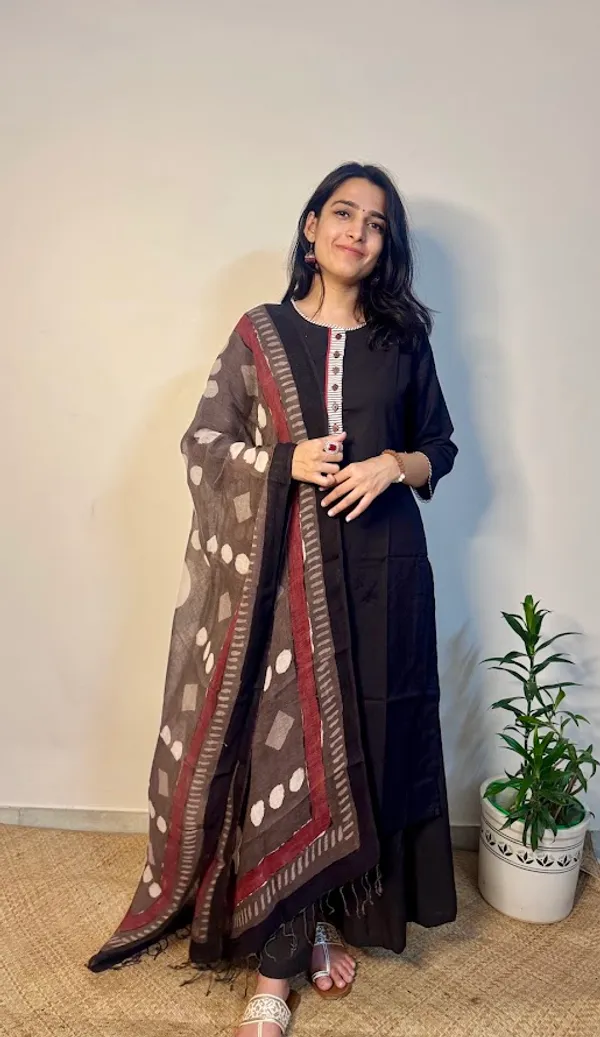 Rustic_Dabu_Dot_Pure_Linen_Dupatta_with_Contrast_Border