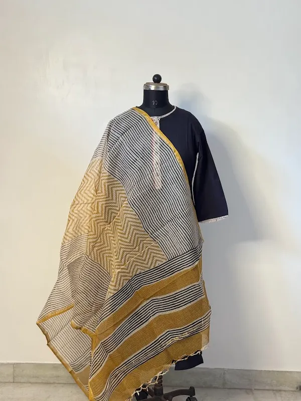Sand_Chevron_Stripes_Kota_Doriya_Dupatta