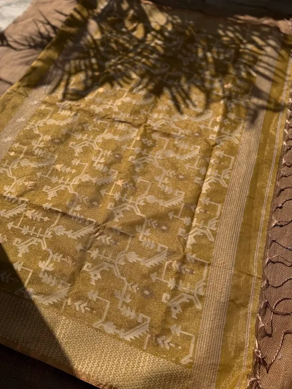 Swarna_Jamdani_Handloom_Metallic_Tissue_cotton__Saree_in_Antique_Gold_&_Off-White