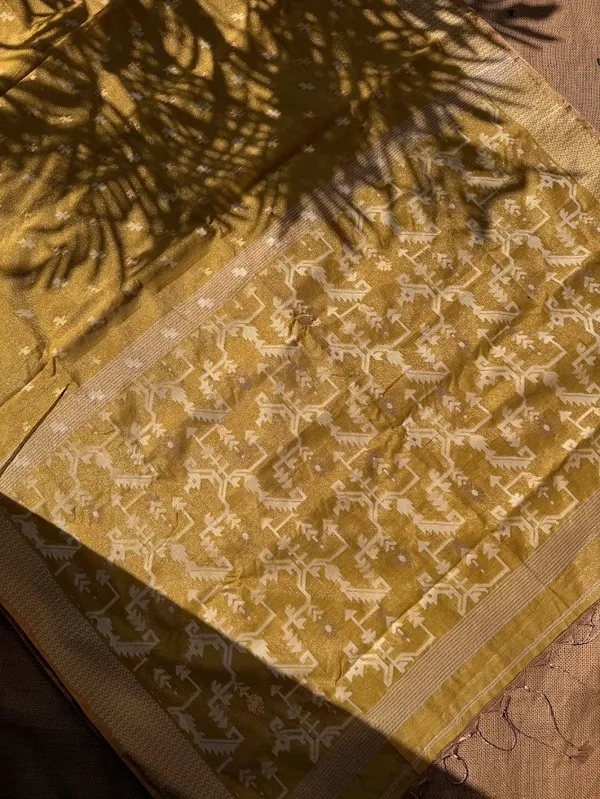 Swarna_Jamdani_Handloom_Metallic_Tissue_cotton__Saree_in_Antique_Gold_&_Off-White