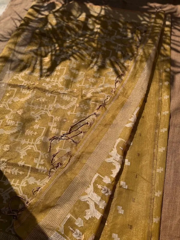 Swarna_Jamdani_Handloom_Metallic_Tissue_cotton__Saree_in_Antique_Gold_&_Off-White