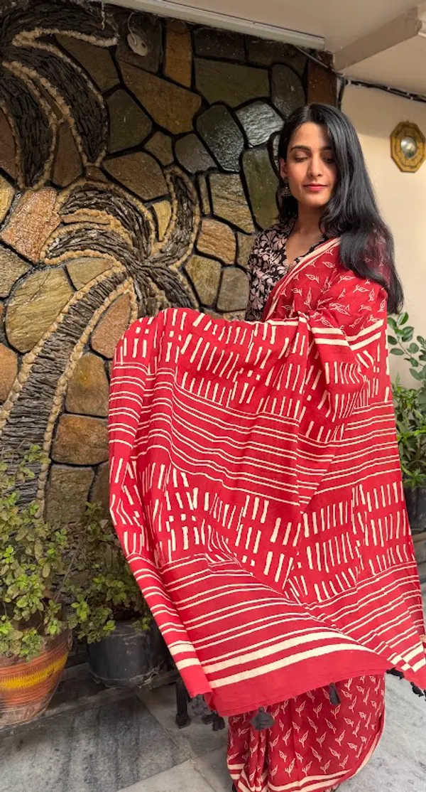 Sindoori_Pallavi_Mulmul_Saree_with_fabric_tassels_on_the_pallu