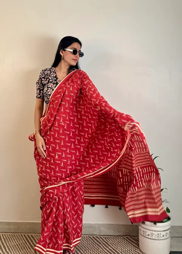 Sindoori_Pallavi_Mulmul_Saree_with_fabric_tassels_on_the_pallu