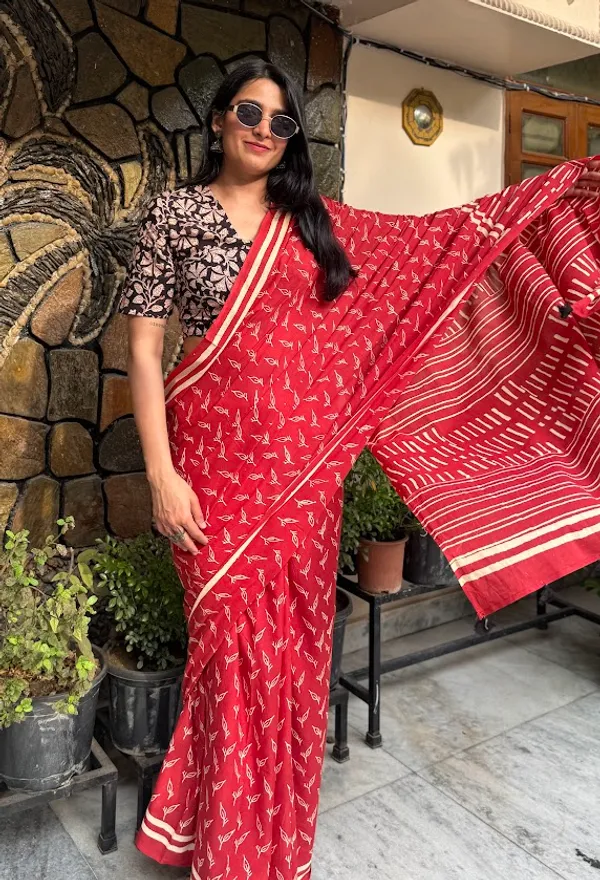 Sindoori_Pallavi_Mulmul_Saree_with_fabric_tassels_on_the_pallu