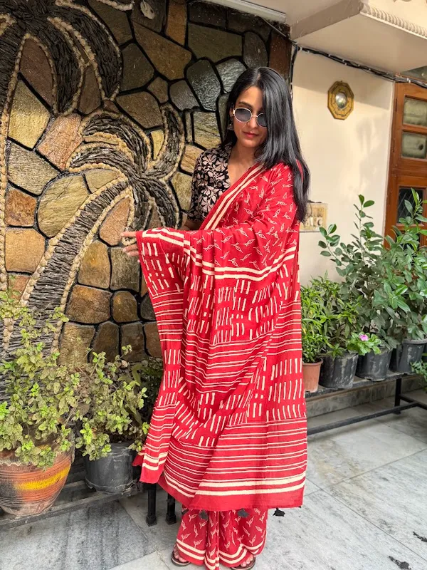Sindoori_Pallavi_Mulmul_Saree_with_fabric_tassels_on_the_pallu