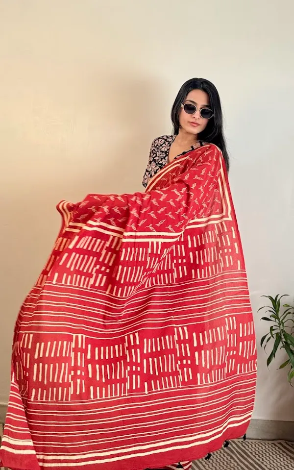 Sindoori_Pallavi_Mulmul_Saree_with_fabric_tassels_on_the_pallu