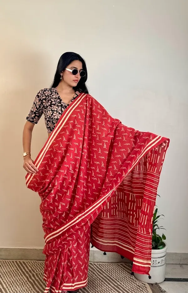 Sindoori_Pallavi_Mulmul_Saree_with_fabric_tassels_on_the_pallu