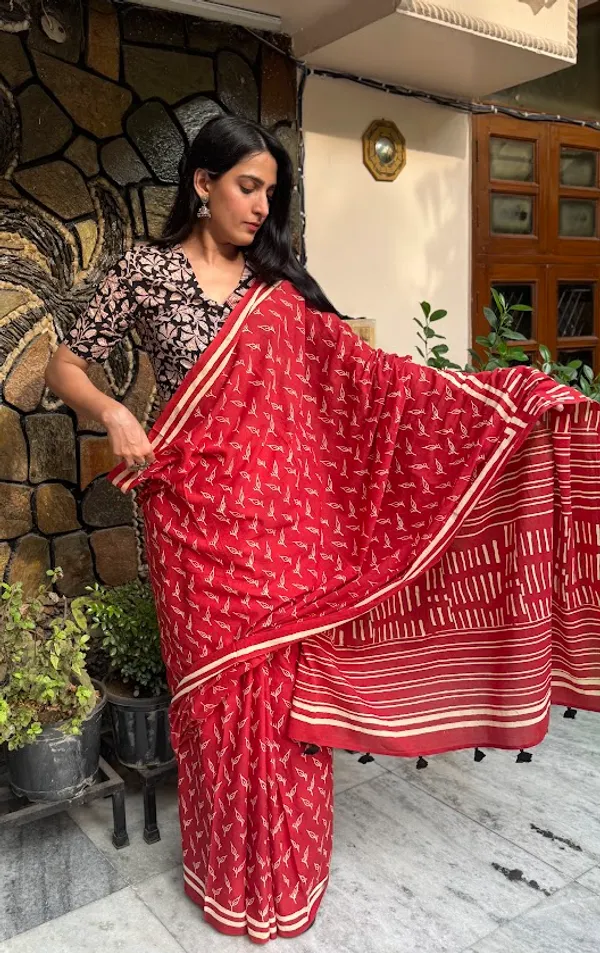 Sindoori_Pallavi_Mulmul_Saree_with_fabric_tassels_on_the_pallu