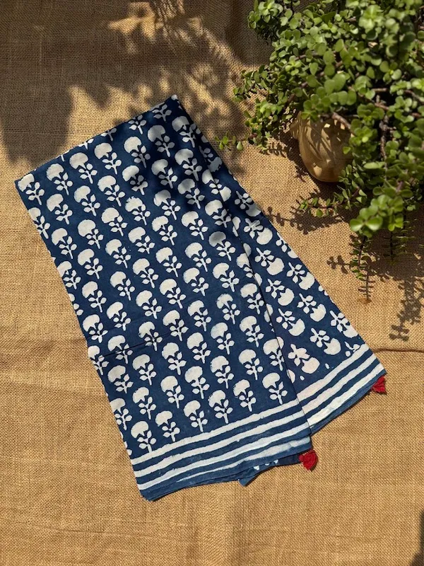 ndigo_Floral_Cotton_Saree_with_Rust_Red_Blouse