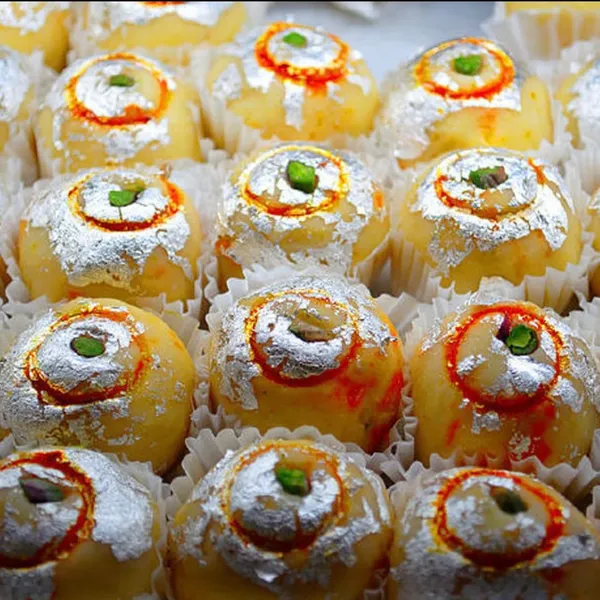Pure_Silver_Leaves_99.9%_Pure_(Chandi_Ka_Vark)_For_Sweets,_Mithai,_Cakes_–_30_Sheets_(6X4_Inch)_Fssai_Certified_For_Indian_Sweets,_Bakery_&_Cosmetics
