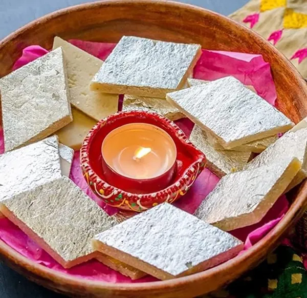Pure_Gold_Klassic_Waraq_Company_Leaf_Loose_Type_24K_Edible_(05_Sheets)_50Mm_X_50Mm_+_Edible_Leaf_15Pc_(Chandi_Varakh)_5X3In_For_Cake,Sweets_&_Food_Deco