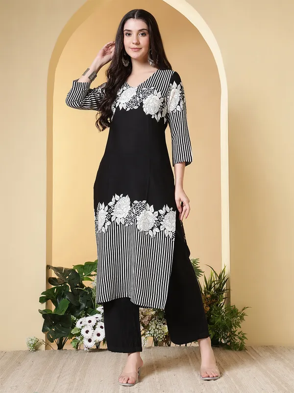 Black_Viscose_Rayon_Kurtis_For_Women