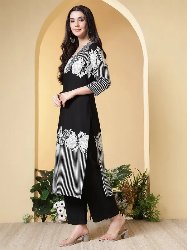 Black_Viscose_Rayon_Kurtis_For_Women