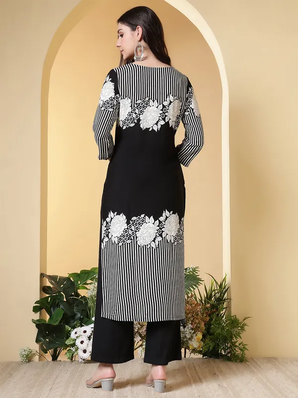Black_Viscose_Rayon_Kurtis_For_Women