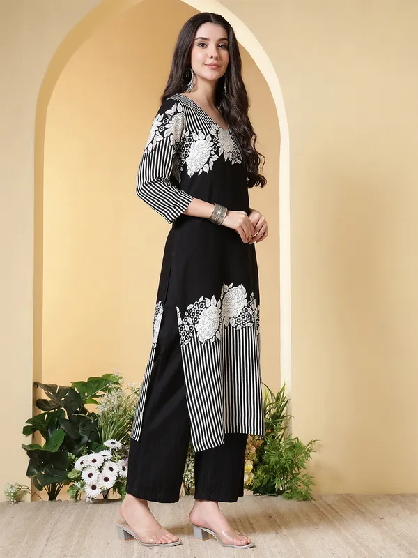 Black_Viscose_Rayon_Kurtis_For_Women