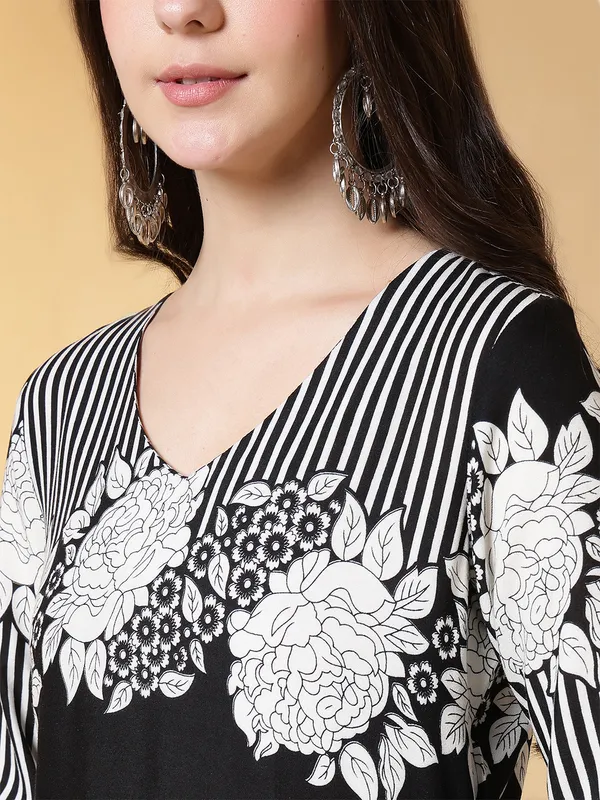Black_Viscose_Rayon_Kurtis_For_Women