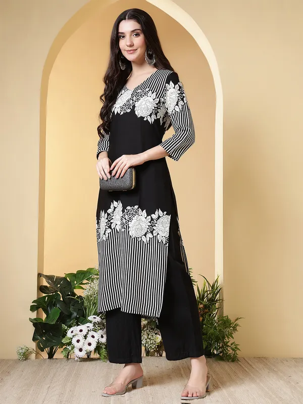 Black_Viscose_Rayon_Kurtis_For_Women