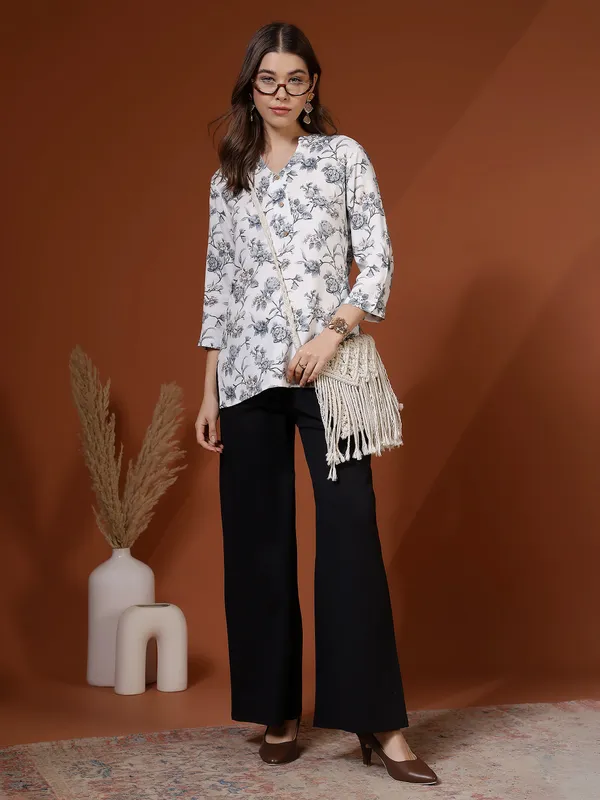 AMOUS-Women_Printed_Regular_Fit_Short_Kurti