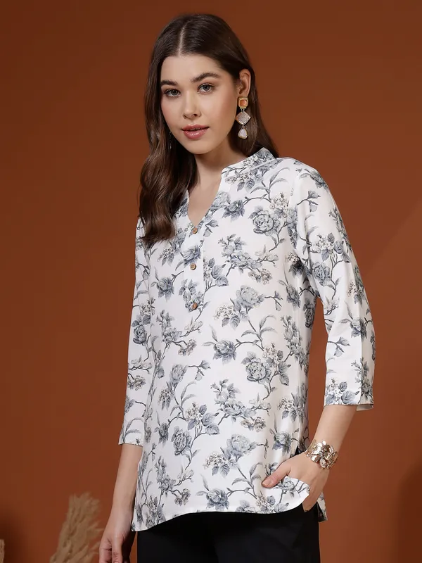 AMOUS-Women_Printed_Regular_Fit_Short_Kurti