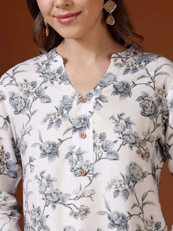 AMOUS-Women_Printed_Regular_Fit_Short_Kurti