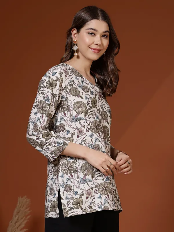 AMOUS-Stylish_Floral_Printed_Casual_Short_Kurti_for_Women