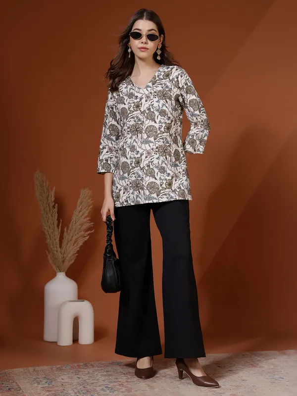 AMOUS-Stylish_Floral_Printed_Casual_Short_Kurti_for_Women