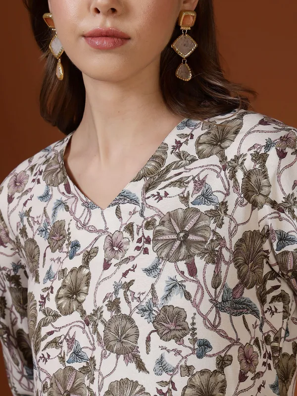 AMOUS-Stylish_Floral_Printed_Casual_Short_Kurti_for_Women