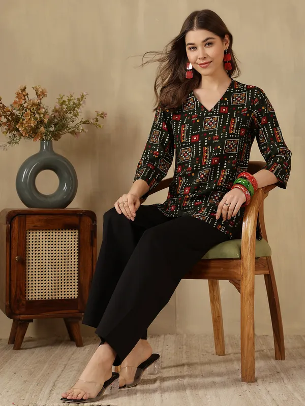 AMOUS-Women�s_CasuaL_Straight_Kurti_with_V-Neck_and_Ethnic_Patterns
