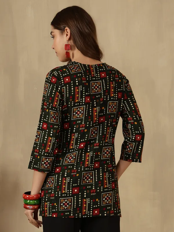 AMOUS-Women�s_CasuaL_Straight_Kurti_with_V-Neck_and_Ethnic_Patterns