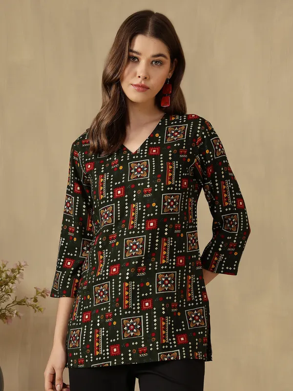 AMOUS-Women�s_CasuaL_Straight_Kurti_with_V-Neck_and_Ethnic_Patterns