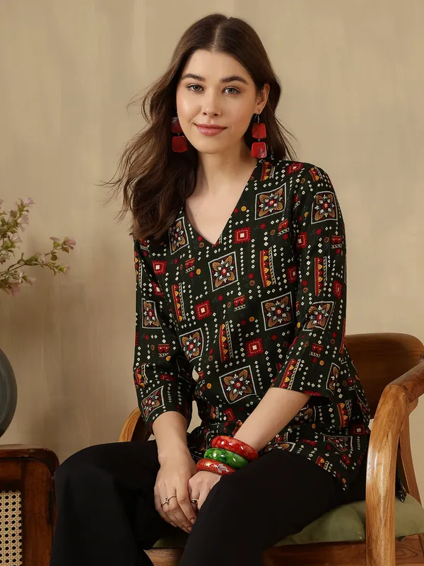 AMOUS-Women�s_CasuaL_Straight_Kurti_with_V-Neck_and_Ethnic_Patterns