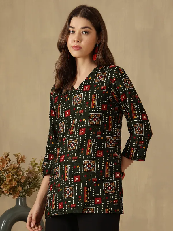 AMOUS-Women�s_CasuaL_Straight_Kurti_with_V-Neck_and_Ethnic_Patterns