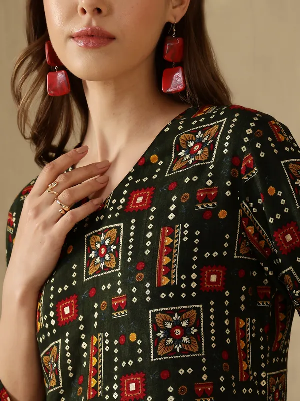 AMOUS-Women�s_CasuaL_Straight_Kurti_with_V-Neck_and_Ethnic_Patterns