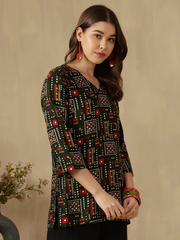 AMOUS-Women�s_CasuaL_Straight_Kurti_with_V-Neck_and_Ethnic_Patterns