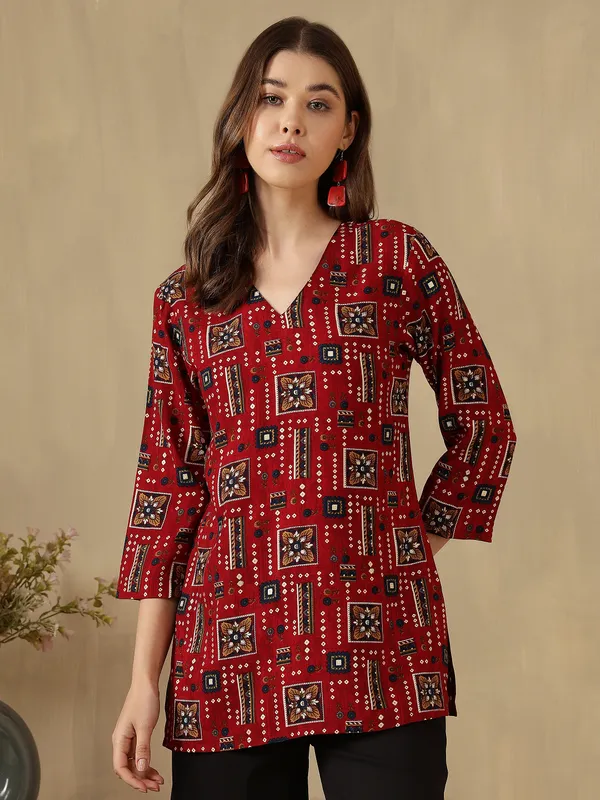 AMOUS-Women�s_CasuaL_Straight_Kurti_with_V-Neck_and_Ethnic_Patterns