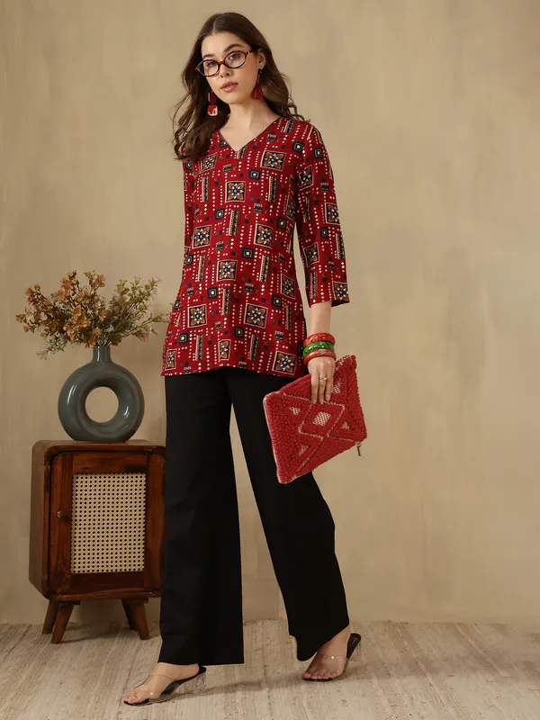 AMOUS-Women�s_CasuaL_Straight_Kurti_with_V-Neck_and_Ethnic_Patterns