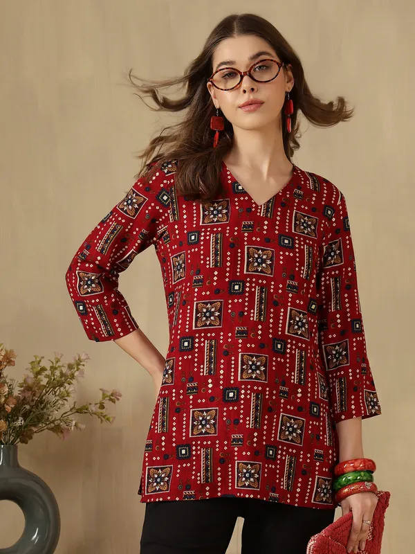 AMOUS-Women�s_CasuaL_Straight_Kurti_with_V-Neck_and_Ethnic_Patterns