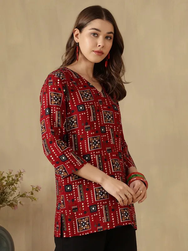 AMOUS-Women�s_CasuaL_Straight_Kurti_with_V-Neck_and_Ethnic_Patterns