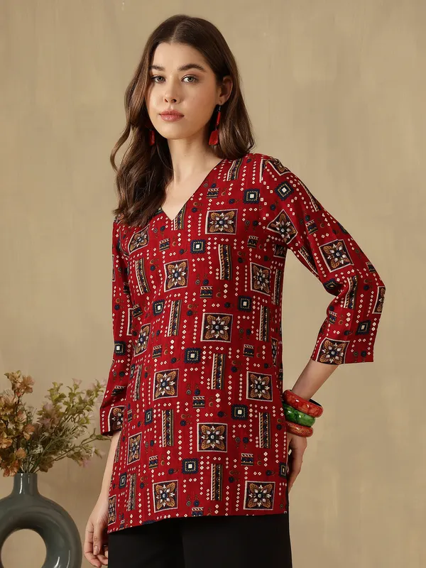 AMOUS-Women�s_CasuaL_Straight_Kurti_with_V-Neck_and_Ethnic_Patterns