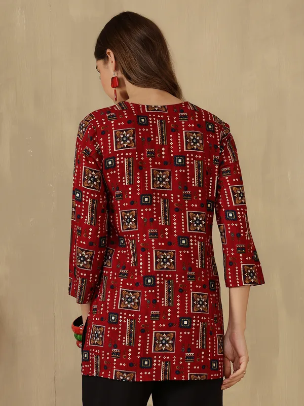 AMOUS-Women�s_CasuaL_Straight_Kurti_with_V-Neck_and_Ethnic_Patterns