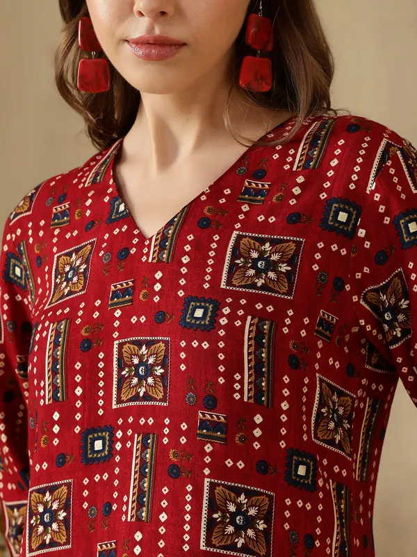 AMOUS-Women�s_CasuaL_Straight_Kurti_with_V-Neck_and_Ethnic_Patterns